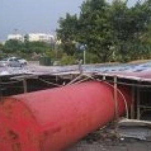 四吨重的广告牌被大风吹倒！